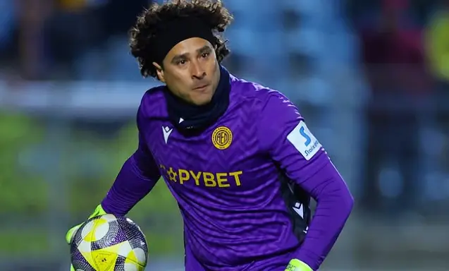 Ochoa sacando un balón de su meta l INSTA: @yosoy8a