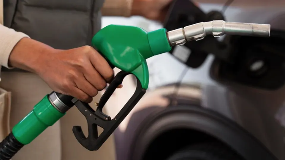 Estos apoyos representan un alivio directo para millones de automovilistas / FREEPIK