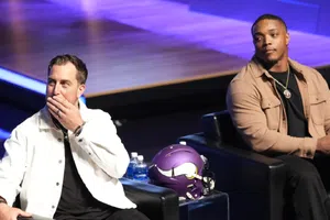 ¡Directos al Valhalla! Adam Thielen y C.J. Ham firman contrato de un día para retirarse con Vikings