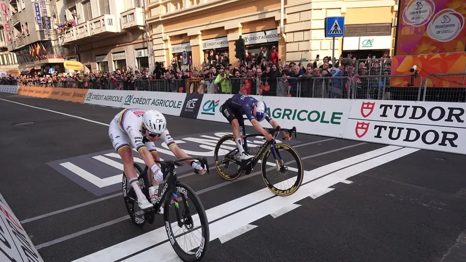Tadej Pogacar y Thomas Pidcock en Milano-Sanremo I AP