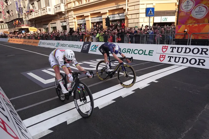 Tadej Pogacar y Thomas Pidcock en Milano-Sanremo I AP