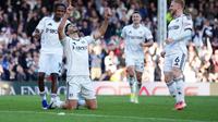 Hasta el cielo: Raúl Jiménez anota penal con el Fulham y se lo dedica a su padre