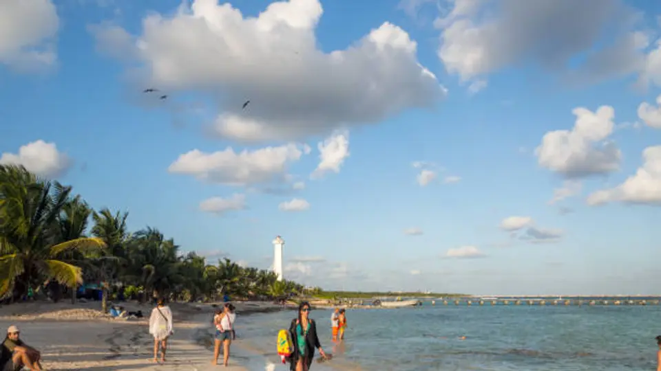 Las ofertas demasiado baratas suelen ser una señal de alerta en fraudes vacacionales. / iStock