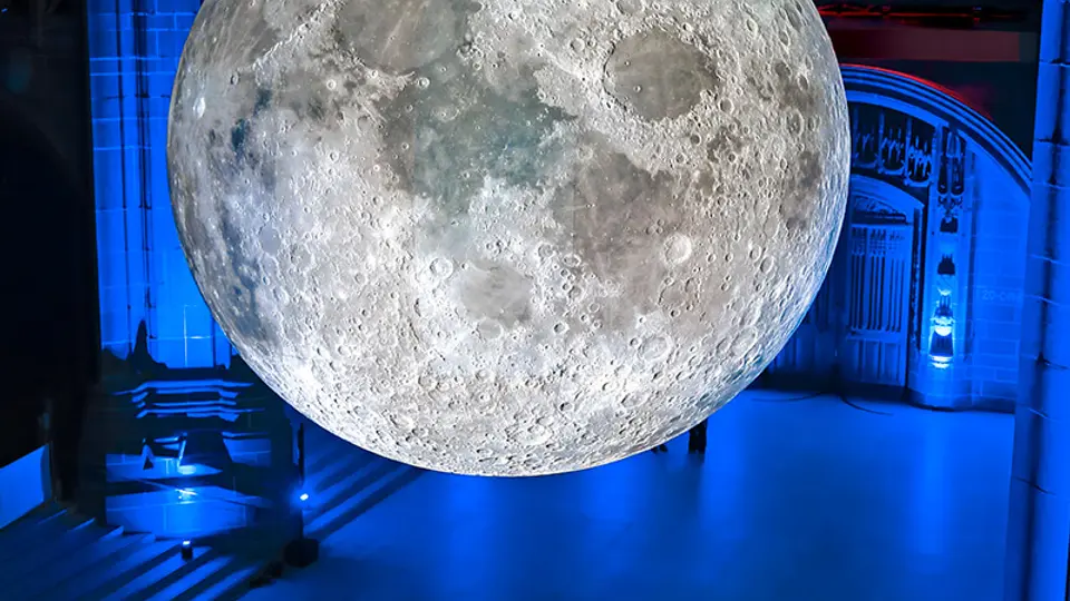 La luna gigante del festival FILUX ilumina Paseo de la Reforma y se convierte en uno de los spots más fotografiados de la CDMX. / FILUX
