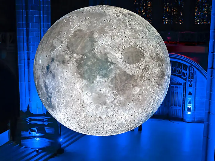 La luna gigante del festival FILUX ilumina Paseo de la Reforma y se convierte en uno de los spots más fotografiados de la CDMX. / FILUX