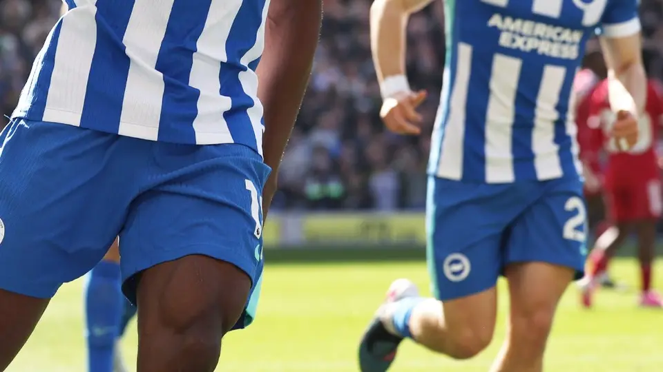 Welbeck celebra su gol l X: @OfficialBHAFC