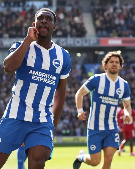 Welbeck celebra su gol l X: @OfficialBHAFC