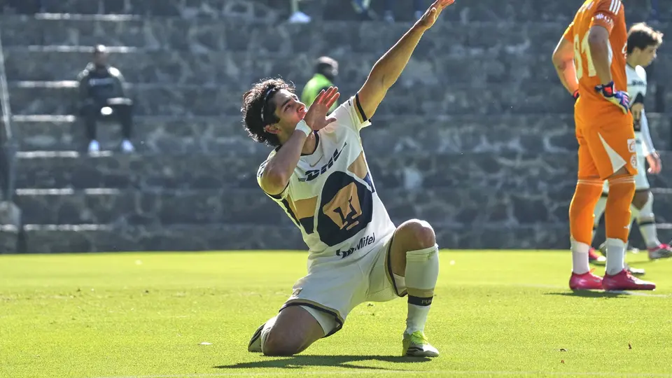 Festejo de Santiago López l X:PumasMXCantera