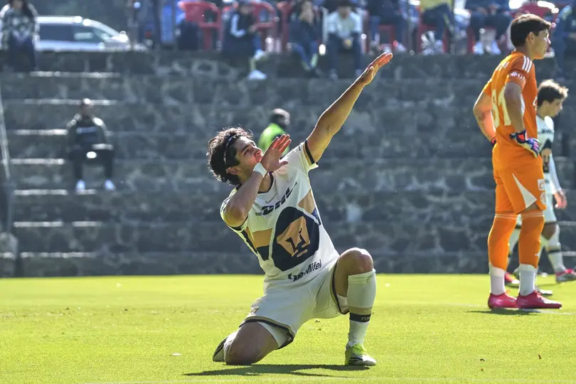 Festejo de Santiago López l X:PumasMXCantera