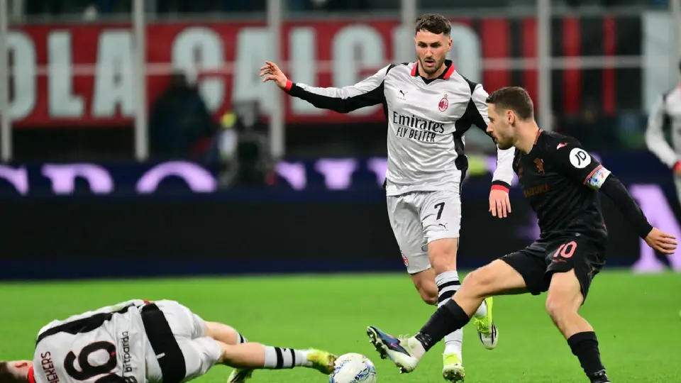 Santiago Giménez, jugador del AC Milan, en su regreso a la Serie A ante Torino | AFP