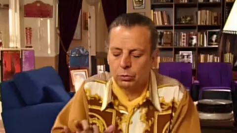 César Bono es ampliamente reconocido por su papel de Frankie Rivers en la serie de comedia Vecinos. / @soycesarbono