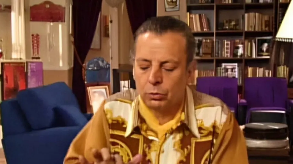 César Bono es ampliamente reconocido por su papel de Frankie Rivers en la serie de comedia Vecinos. / @soycesarbono