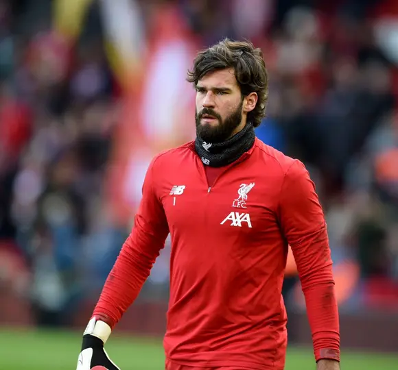 Alisson Becker en un calentamiento con Liverpool l X: @Alissonbecker