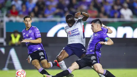 Cristian Ebere peleando un balón ante Mazatlán | MEXSPORT