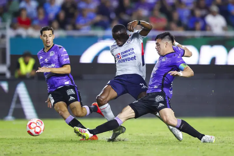 Cristian Ebere peleando un balón ante Mazatlán | MEXSPORT