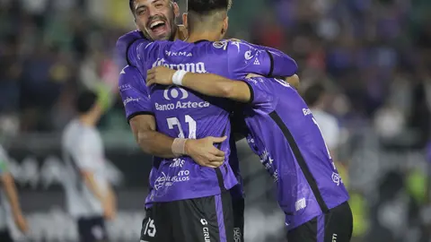 Josué Ovalle en festejo de gol con compañeros de Mazatlán | MEXSPORT