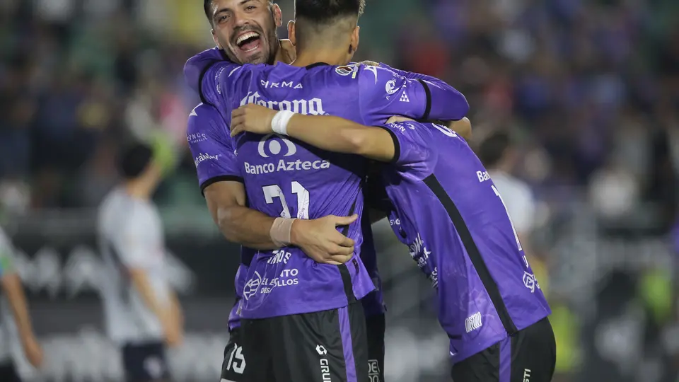 Josué Ovalle en festejo de gol con compañeros de Mazatlán | MEXSPORT