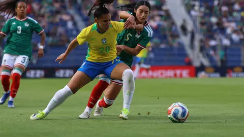 México disputando un partido contra Brasil l X: @Miseleccionfem