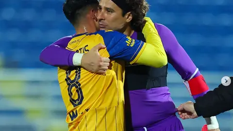 Guillermo Ochoa abraza a un compañero l INSTA: @yosoy8a