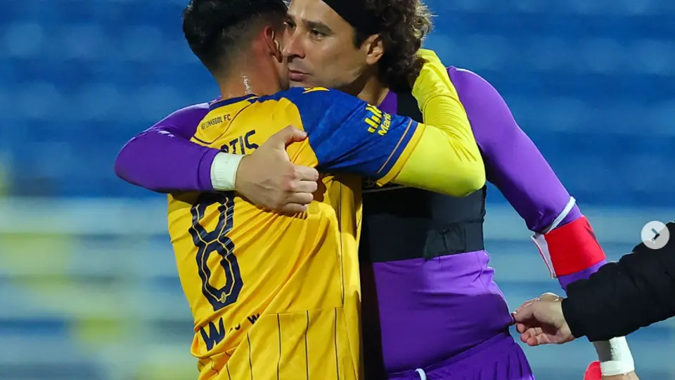 Guillermo Ochoa abraza a un compañero l INSTA: @yosoy8a