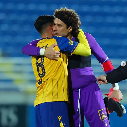 Guillermo Ochoa abraza a un compañero l INSTA: @yosoy8a