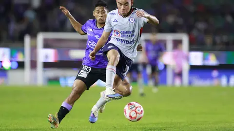 Charly Rodríguez peleando un balón l MEXSPORT