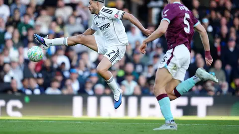 Raúl Jiménez en el duelo contra Burnley I AP