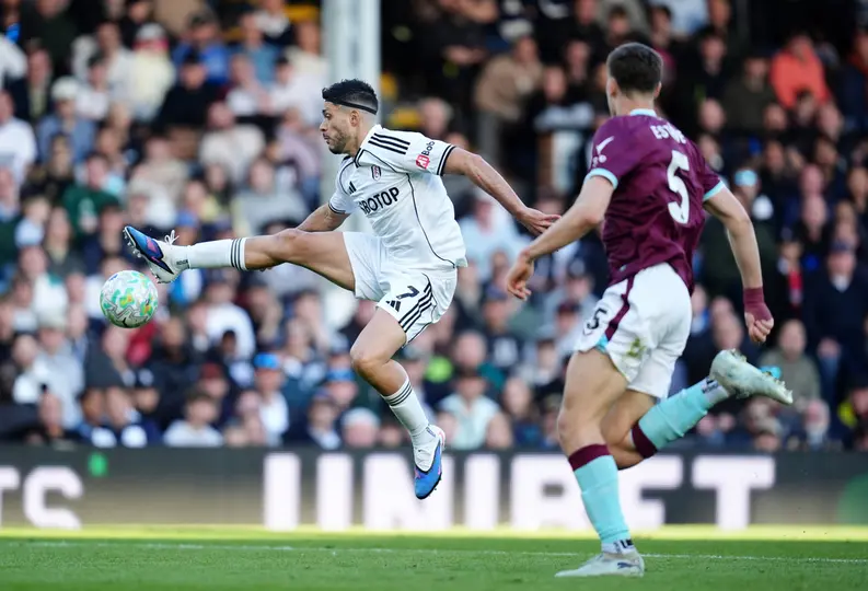 Raúl Jiménez en el duelo contra Burnley I AP