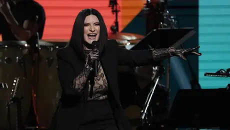 Laura Pausini detiene concierto para reclamar a fans: “Pagan mucho, pero no saben las canciones”