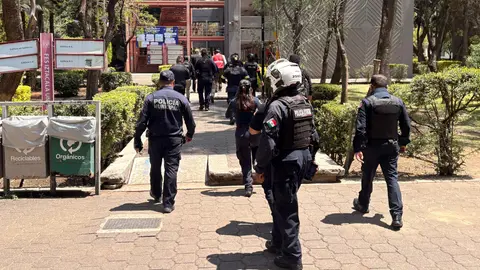 Elementos de seguridad y Protección Civil desplegaron un operativo en la FES Iztacala tras la evacuación. /  FES Iztacala