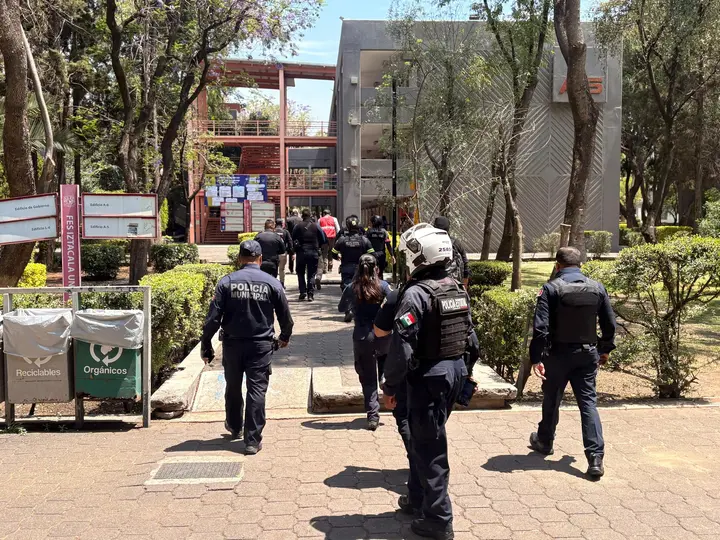 Elementos de seguridad y Protección Civil desplegaron un operativo en la FES Iztacala tras la evacuación. /  FES Iztacala