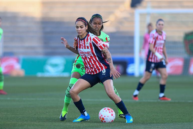 Carolina Jaramillo peleando el balón ante su excompañera Miriam Castillo | Imago7
