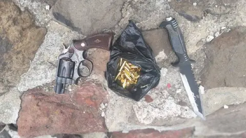 El hombre llevaba una pistola, cartuchos y una arma blanca/