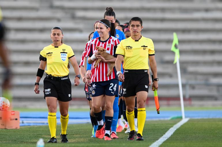 Alicia Cervantes en el protocolo de inicio | Imago7