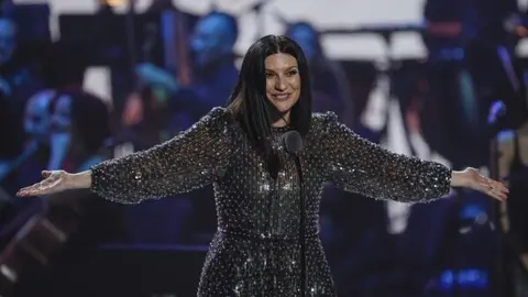 El momento ocurrió en pleno concierto, cuando Laura Pausini interactuó directamente con su público. / AP