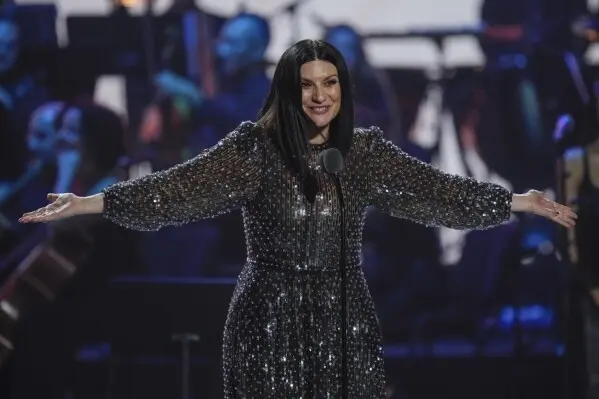 El momento ocurrió en pleno concierto, cuando Laura Pausini interactuó directamente con su público. / AP