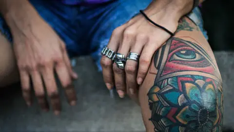 El tamaño del tatuaje podría influir en los riesgos. / iStock