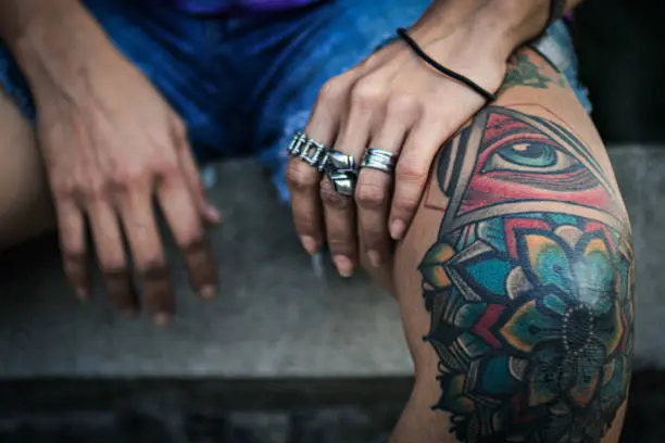 El tamaño del tatuaje podría influir en los riesgos. / iStock
