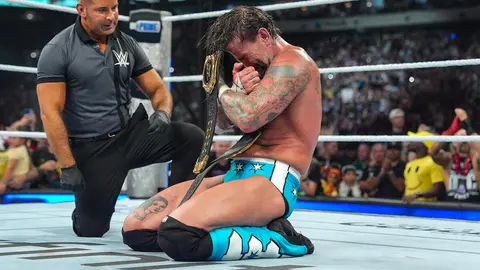 CM Punk después de haber ganado el campeonato mundial pesado en SummerSlam 2025 | wwe.com