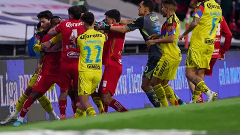 Jugadores de América y Toluca en la bronca en el Estadio Banorte | MEXSPORT
