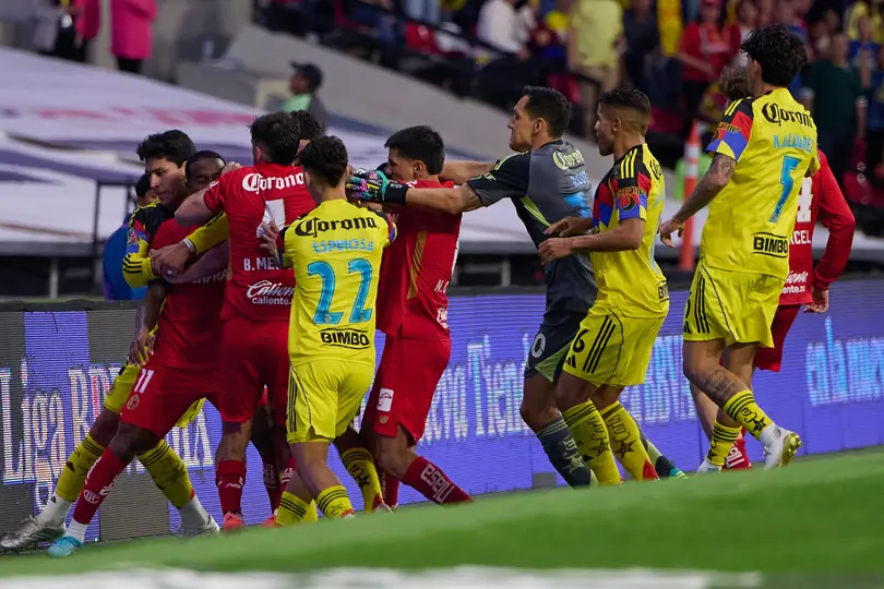 Jugadores de América y Toluca en la bronca en el Estadio Banorte | MEXSPORT