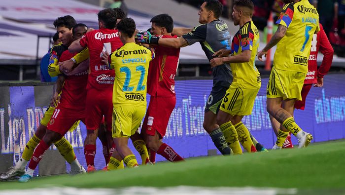 Jugadores de América y Toluca en la bronca en el Estadio Banorte | MEXSPORT