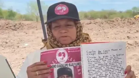 La madre buscadora busca pistas sobre su hijo desaparecido en 2015 en Los Mochis, Sinaloa./ Captura de pantalla