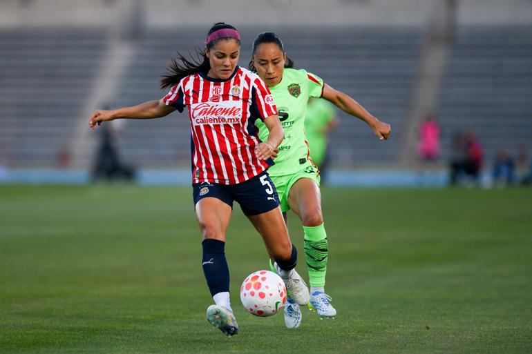 Cristina Ferral y Liliana Mercado peleando un esférico | Imago7