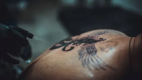 No hay pruebas de que los tatuajes causen cáncer. / iStock