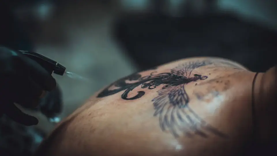 No hay pruebas de que los tatuajes causen cáncer. / iStock
