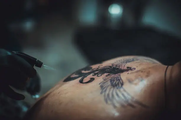 No hay pruebas de que los tatuajes causen cáncer. / iStock