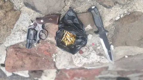 Revelan armas usadas en balacera de Teotihuacán: llevaba revólver, cuchillo y cartuchos útiles