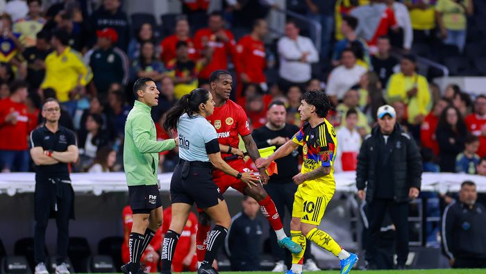 Helinho y Alejandro Zendejas en la bronca en de América y Toluca en el Estadio Banorte | MEXSPORT