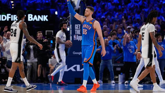 Isaiah Hartenstein celebrando el triunfo de Thunder | AP